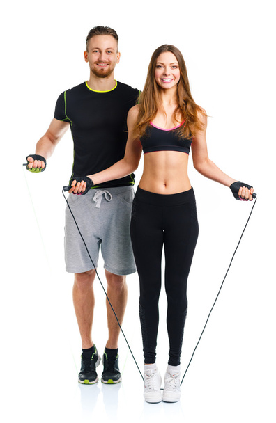 glückliches Sportpaar - Mann und Frau mit Seilen auf dem weißen - Foto, Bild