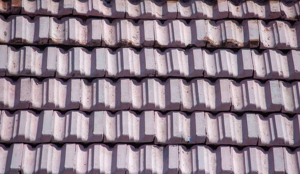 Tetőcserepek a vidéki vendégházon. Tetőburkolat csempével. - Fotó, kép