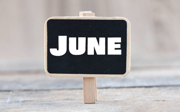 Júniusi szó egy kis táblán. - Fotó, kép