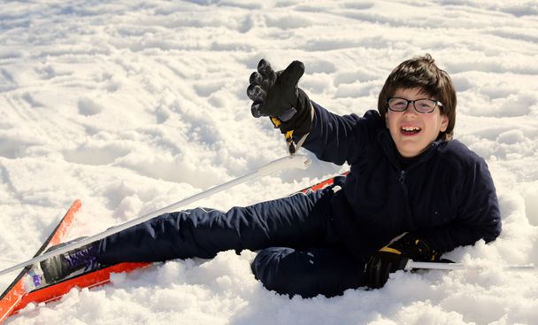 мальчик просит о помощи после падения на лыжах
 - Фото, изображение