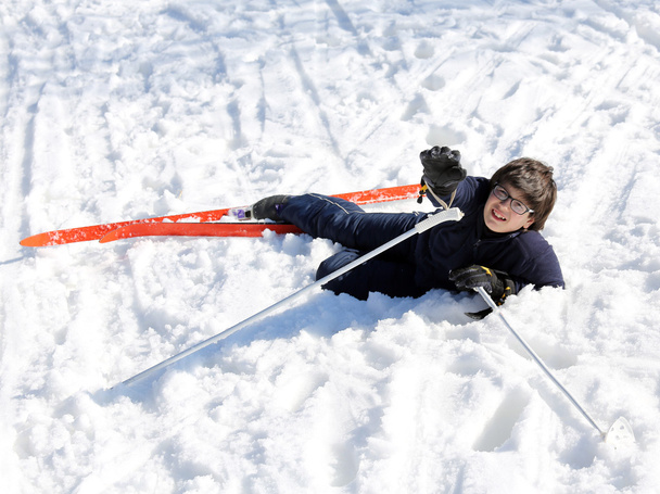 Junge bittet nach Sturz auf Skiern um Hilfe - Foto, Bild