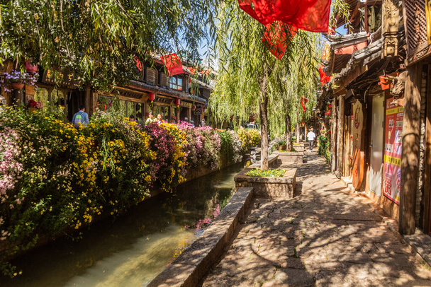 LIJIANG, CHINA  - NOVEMBER 8, 2019: River in the old town of Lijiang, Yunnan province, China - Fotografie, Obrázek