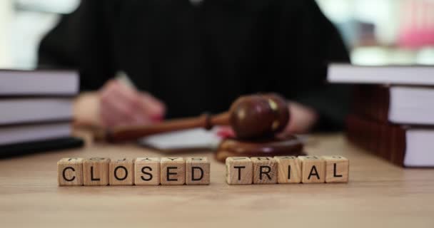 フレーズクローズ裁判は、評決を発表した後、文書を記入黒のローブで女性裁判官に対して木製のキューブで作られました。司法設備 - 映像、動画