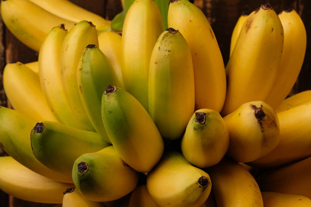 Les bananes Lady Finger sont des cultivars diploïdes de Musa acuminata. Elles sont petites, à la peau fine et douces. Emas Pisang. un bouquet de bananes dorées fraîches. - Photo, image