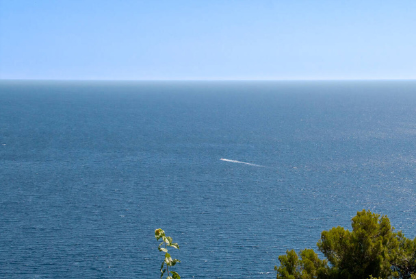Прокидайся на поверхні моря яхтою. Глибоке блакитне Іонічне море біля узбережжя Кастро (Італія) сонячний літній день.. - Фото, зображення