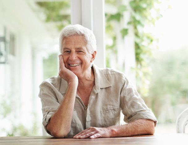 Retrato de hombre mayor, sonrisa y relajarse en casa para la jubilación y el buen humor. Rostro de anciano feliz hombre en el patio de la casa para la felicidad, la confianza y la sabiduría del envejecimiento, las arrugas o el pelo gris. - Foto, imagen