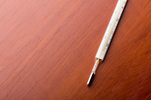 Teploměr na dřevěný stůl - Fotografie, Obrázek