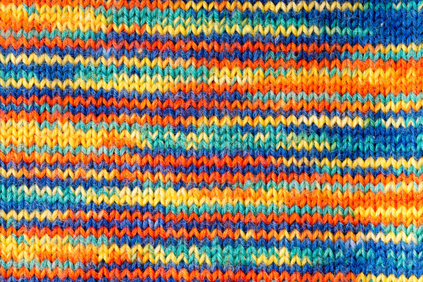 Sciarpa multicolore in maglia in primo piano
 - Foto, immagini