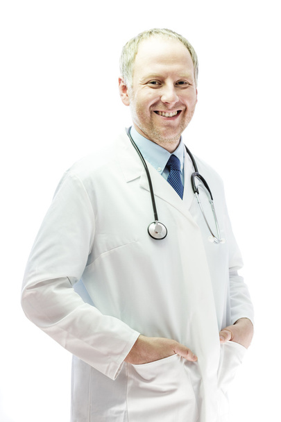 Улыбающийся врач смотрит в камеру
 - Фото, изображение