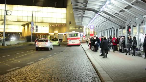 Linja-autoasema ihmiset odottavat ja nousevat bussiin - tie autoja - yö kaupunki - timelapse
 - Materiaali, video