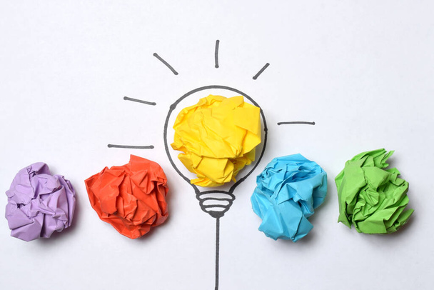 концепция мятая бумага лампочка метафора для хорошей идеи - Фото, изображение