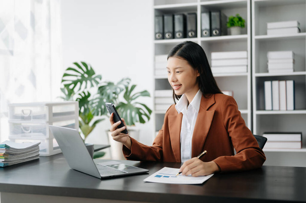 Asian businesswoman working in the office  working with phone - Foto, Imagem