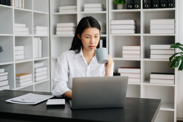 Asian businesswoman working in the office with  laptop  - Valokuva, kuva