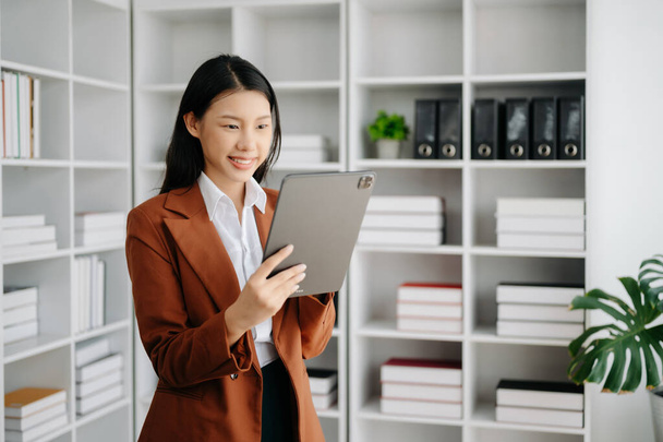 asian Businesswoman using tablet in modern office - Φωτογραφία, εικόνα