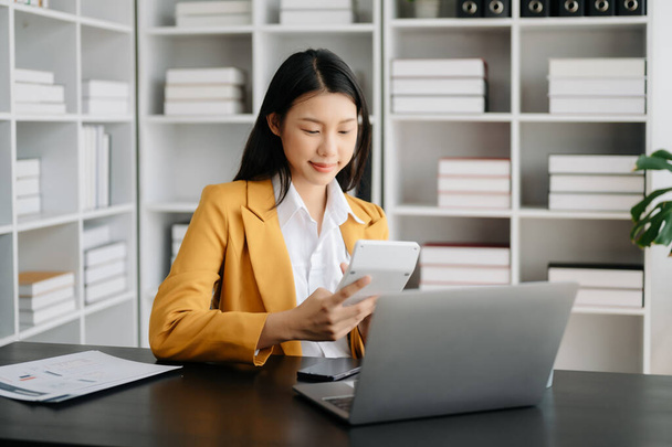 Asian businesswoman working in the office with  laptop  - Zdjęcie, obraz