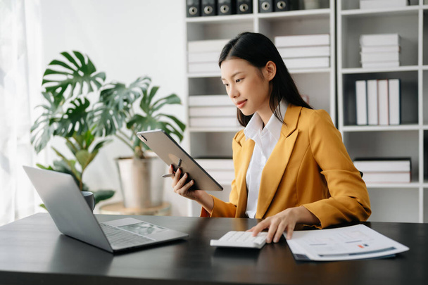 Geschäftsfrau mit Tablet und Laptop im Büro - Foto, Bild