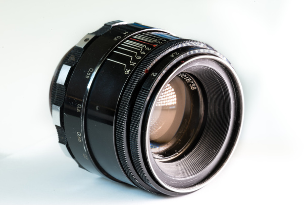 Ročník fotografické kamery objektiv zblízka izolované na bílém pozadí - Fotografie, Obrázek
