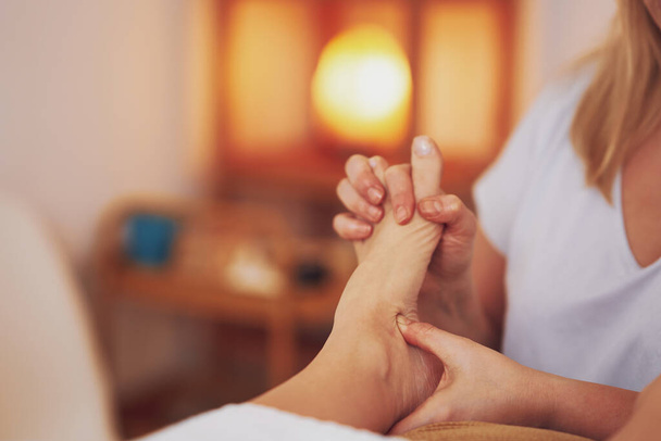 Mulher tendo massagem reflexologia do pé no salão. Foto de alta qualidade - Foto, Imagem