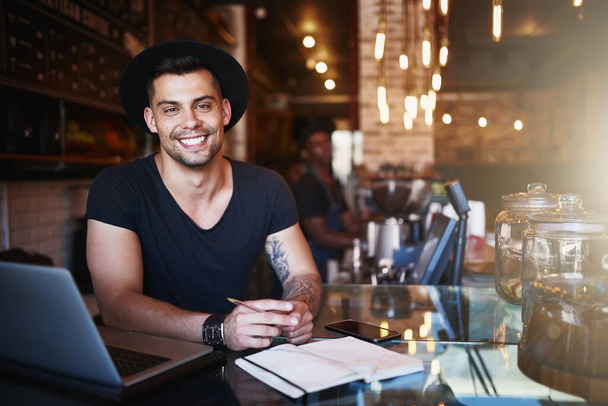 Portré, mosoly és férfi egy kávézóban, barista és startup siker egy laptop, tervezés és menedzser. Arc, férfi alkalmazott és vállalkozó egy notebook, kávézó és a vállalkozás tulajdonosa a boldogság. - Fotó, kép