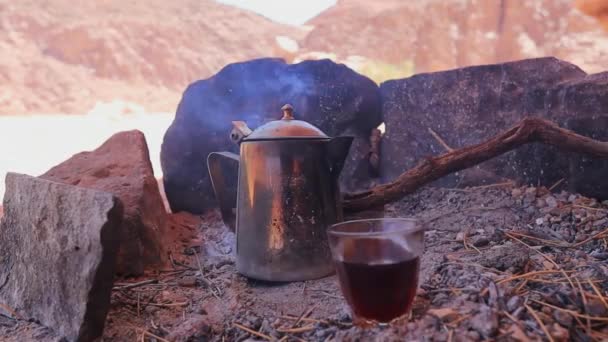 エジプト・シナイ・ベドウィン村の火の上のベドウィン茶 - 映像、動画