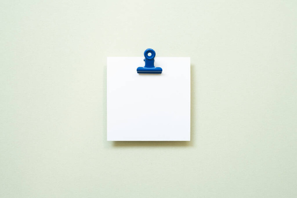 White blank memo pad with clip on mint background. top view, copy space - Φωτογραφία, εικόνα
