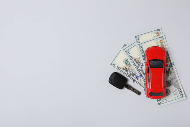Concetto di acquisto e assicurazione auto con auto giocattolo - Foto, immagini