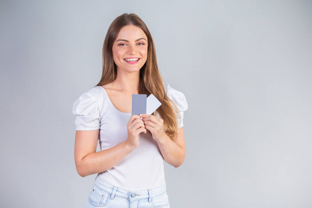 Mujer brasileña rubia que presenta tarjetas de crédito. - Foto, imagen