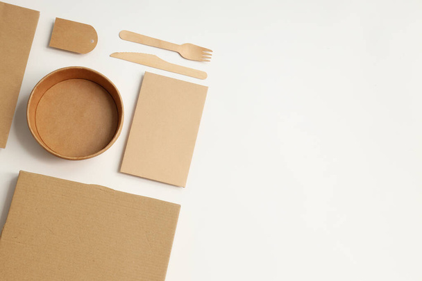 Одноразовая пустая посуда для доставки продуктов питания на белом фоне - Фото, изображение