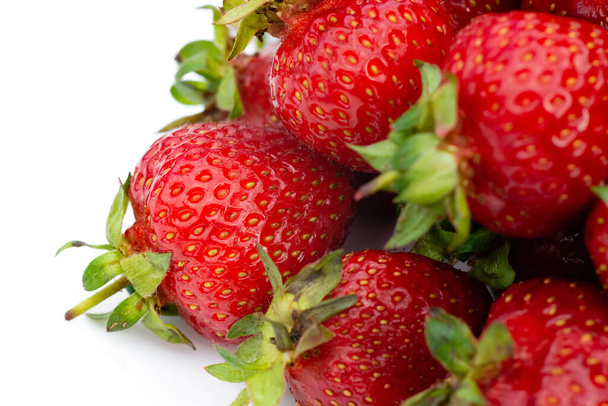 Roter Hintergrund von reifen Erdbeeren. Nahaufnahme. - Foto, Bild