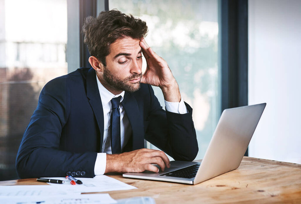 疲れ、ラップトップとストレスのビジネスマンは、オンラインまたはインターネット上でコンピュータを入力するオフィスで頭痛と怠惰。報告書又は調査書を作成する眠い、燃え尽きて落ち込んでいる男性企業人. - 写真・画像