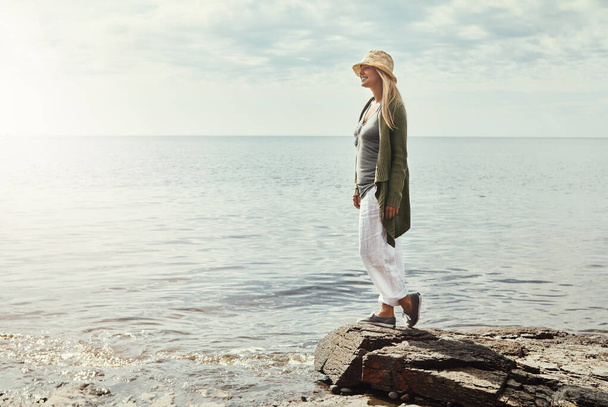 Frische Luft ist die geheime Zutat zur Entspannung. eine junge Frau, die einen Tag am See verbringt - Foto, Bild