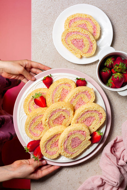 Σπιτικό κέικ με κρέμα φράουλας. Σπιτική ζύμη. - Φωτογραφία, εικόνα