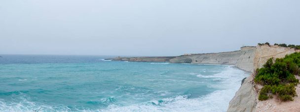 Malta 'yı çevreleyen bir fırtına Akdeniz' i dalgaları yakalamak ve sörf yapmak için mükemmel hale getiriyor. - Fotoğraf, Görsel