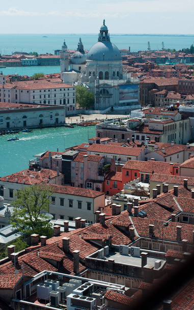 Panoramic view of Venice from Saint Mark's Campanile. Venice city on the water. View of the red roofs - Foto, Imagen