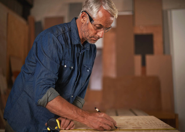 Stolarz, taśma pomiarowa i człowiek z ołówkiem, okulary ochronne i projektant warsztat produkcji mebli. Kreatywność, małe firmy i profesjonaliści planują projekt zrównoważonego drewna - Zdjęcie, obraz