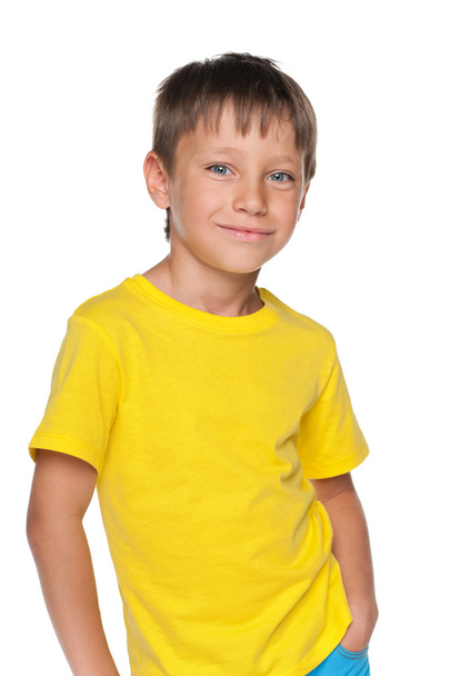 Niño joven con una camisa amarilla
 - Foto, Imagen