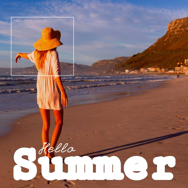 Samengesteld uit hallo zomertekst en zorgeloze blanke jonge vrouw met hoed op op het strand. Lifestyle, vakantie, seizoen, genieten, natuur en vakantie concept. - Foto, afbeelding