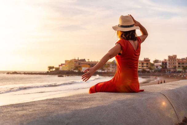 Tourist woman at sunset enjoying vacations on the beach of Valle Gran Rey village in La Gomera, Canary Islands - Φωτογραφία, εικόνα