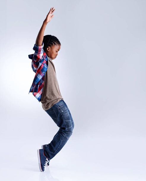 Tanssi, hip hop ja pieni lapsi tanssija tanssia eristetty valkoinen studio tausta aiheuttaa tunne innoissaan. Lahjakkuus, mockup ja lapsi tai lapsi, jolla on energiaa ja taitoa valmiina breakdance-esitykseen. - Valokuva, kuva