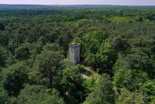 Luftaufnahme des Steinturms von Samois sur Seine in Seine et Marne in Frankreich - Foto, Bild