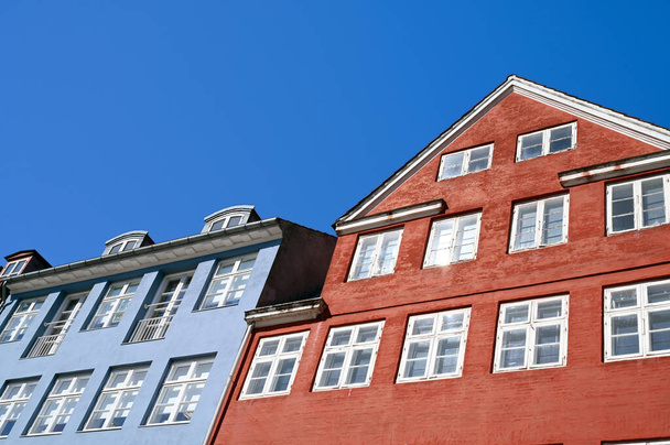 Facades of the colorful houses in the Nyhavn canal district of Copenhagen close-up - Foto, Imagem