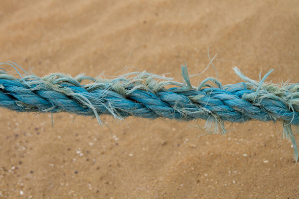 La vieille corde bleue, la corde, moussée dans le sable. - Photo, image