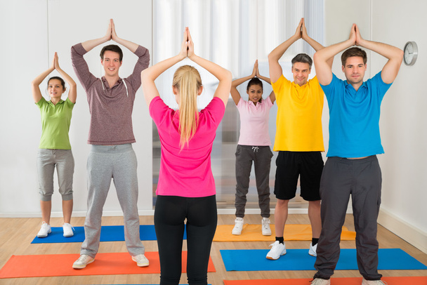 yoga-instructeur en studenten - Foto, afbeelding