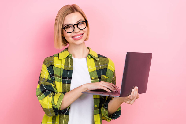 Kuva positiivinen kaunis henkilö pidä käyttää langatonta netbook coworking eristetty vaaleanpunainen väri tausta. - Valokuva, kuva