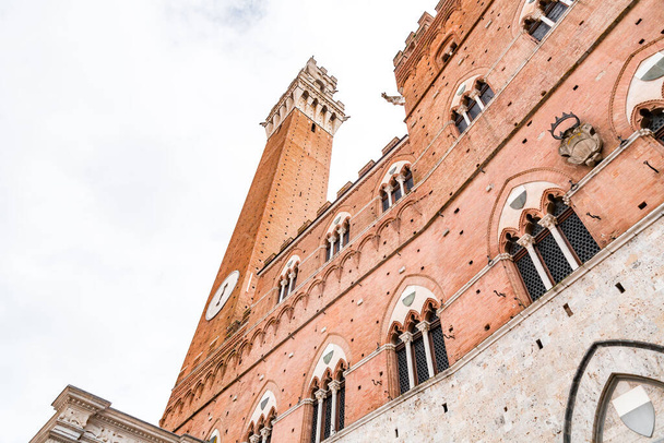 The Palazzo Pubblico, town hall is a palace located at the Piazza del Campo, the central square of Siena, Tuscany, Italy. - Foto, Bild