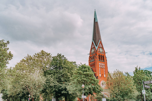 BERLİN, Almanya - 8 Mayıs 2019 Berlin 'in göbeğinde bulunan tarihi bir kilisenin fotoğrafı. Mimari, şehrin zengin dini ve kültürel tarihinin bir kanıtı olarak hizmet vermektedir. - Fotoğraf, Görsel