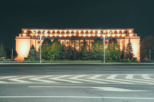 A Victoria Palota a Győzelmi téren található, a román kormány székhelye. Hosszú expozíció éjszaka fotózás Bukarest, Románia - Fotó, kép