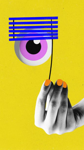 Colagem de arte contemporânea com mão feminina segurando globo ocular gigante sobre fundo de cor amarela. Arte criativa. Conceito de negócio, crescimento da carreira, trabalho, trabalho, liderança, desenvolvimento pessoal, anúncio - Foto, Imagem