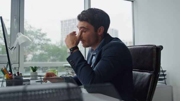 データを分析する思考マネージャ作業コンピュータ。オフィスで頭痛に悩まされているビジネスソリューションを探している疲れ圧倒的な従業員。挫折した男は計画戦略プロジェクトを立ち往生。仕事の緊張感 - 写真・画像