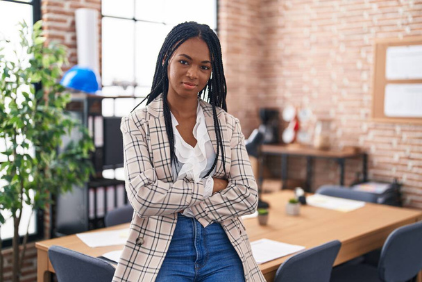 Africano americano mulher empresária de pé com braços cruzados gesto no escritório - Foto, Imagem